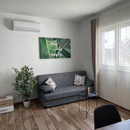 דירות Apartman Solin 2, Parking מראה חיצוני תמונה