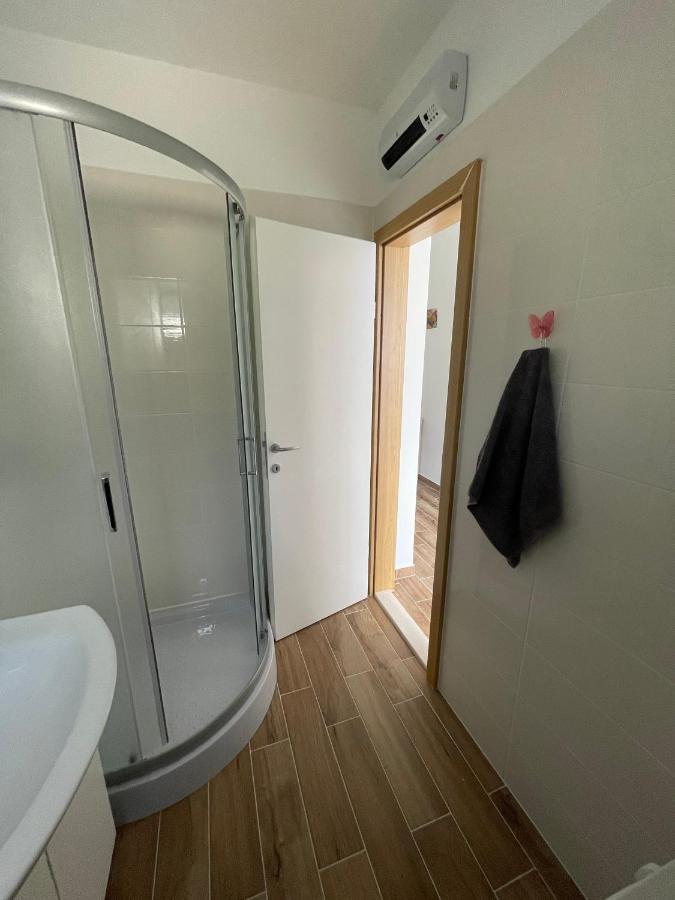 דירות Apartman Solin 2, Parking מראה חיצוני תמונה