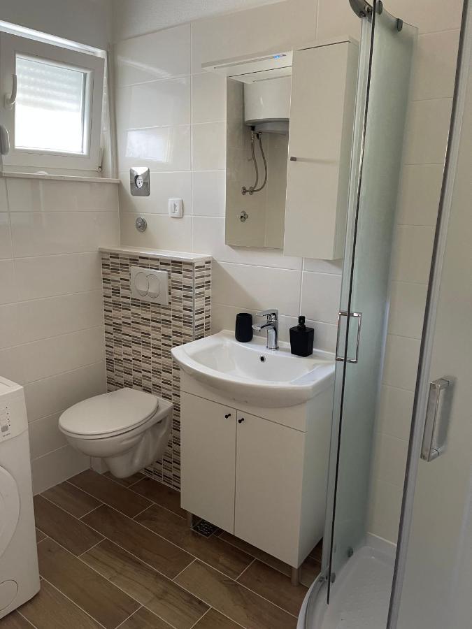 דירות Apartman Solin 2, Parking מראה חיצוני תמונה