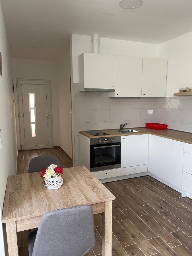 דירות Apartman Solin 2, Parking מראה חיצוני תמונה