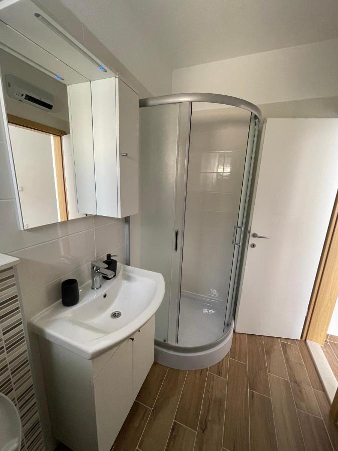 דירות Apartman Solin 2, Parking מראה חיצוני תמונה