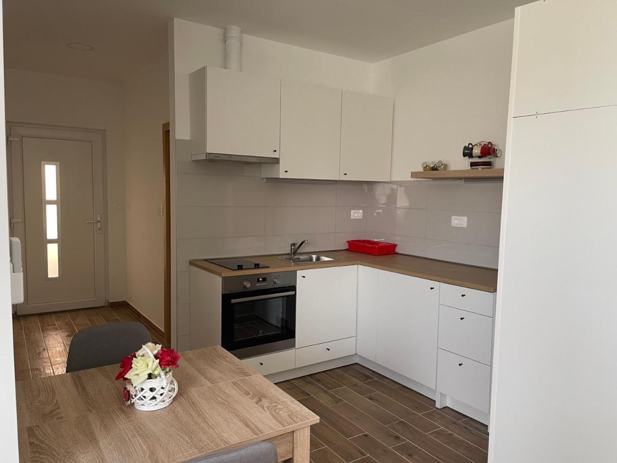 דירות Apartman Solin 2, Parking מראה חיצוני תמונה