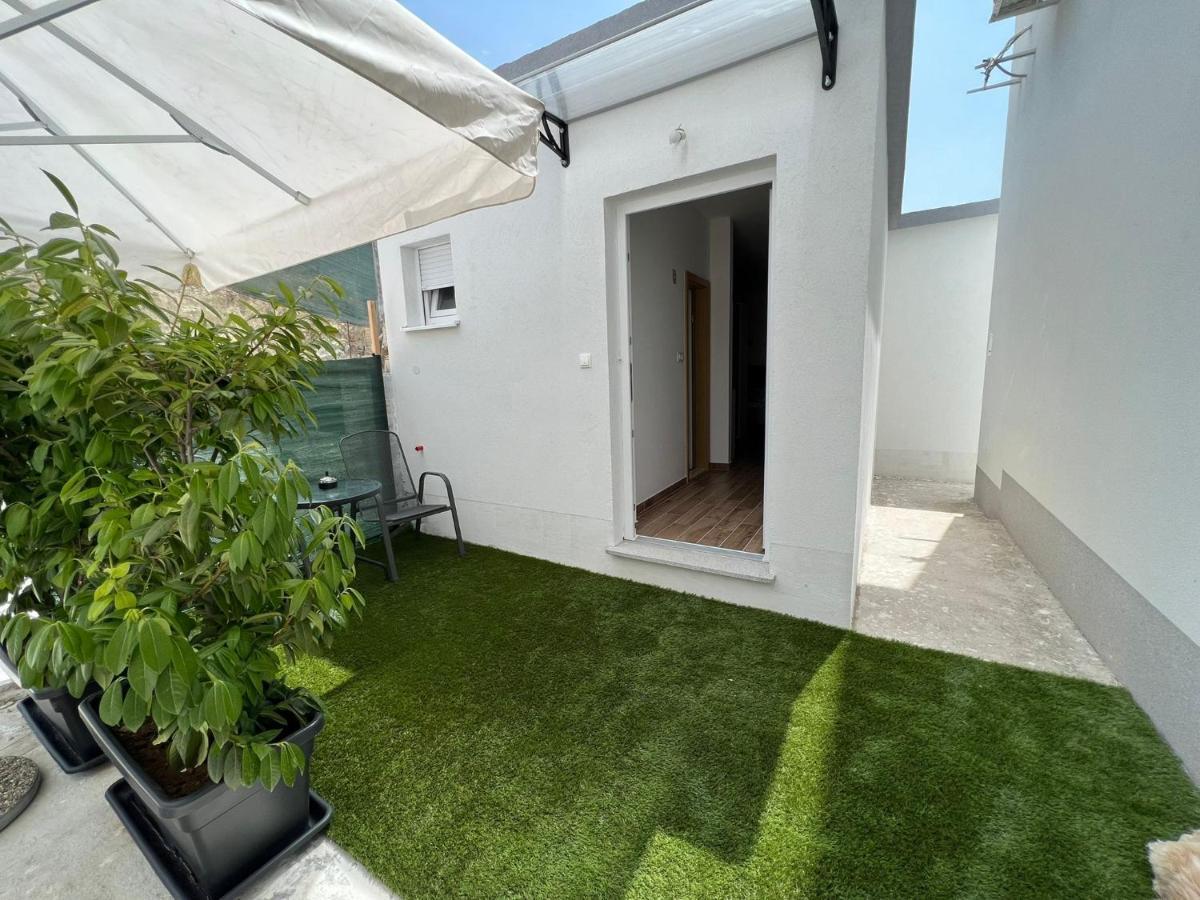 דירות Apartman Solin 2, Parking מראה חיצוני תמונה